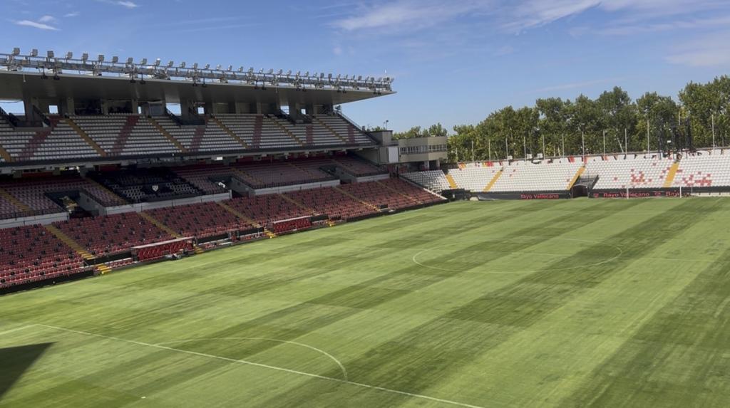 Mantenimiento del césped en el estadio de Vallecas. MARCA