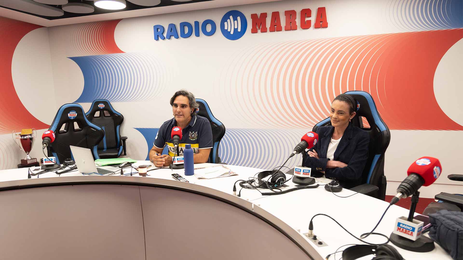 Ornella Desiree Bellia, directora de fútbol profesional de la FIFA, con Rafa Sahuquillo Marta García