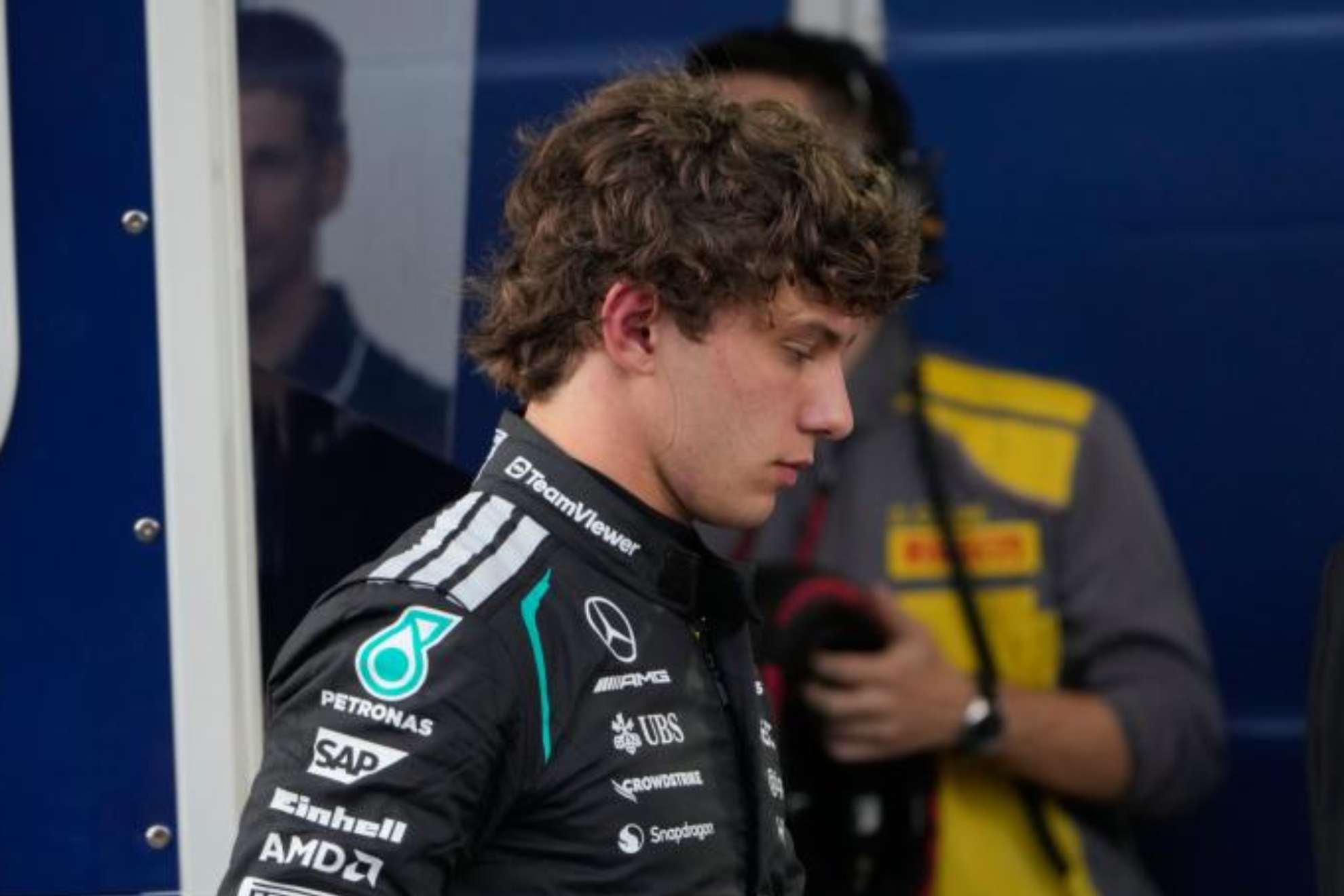 Antonelli, regresando al box tras su accidente este viernes en Bakú. LAPRESSE