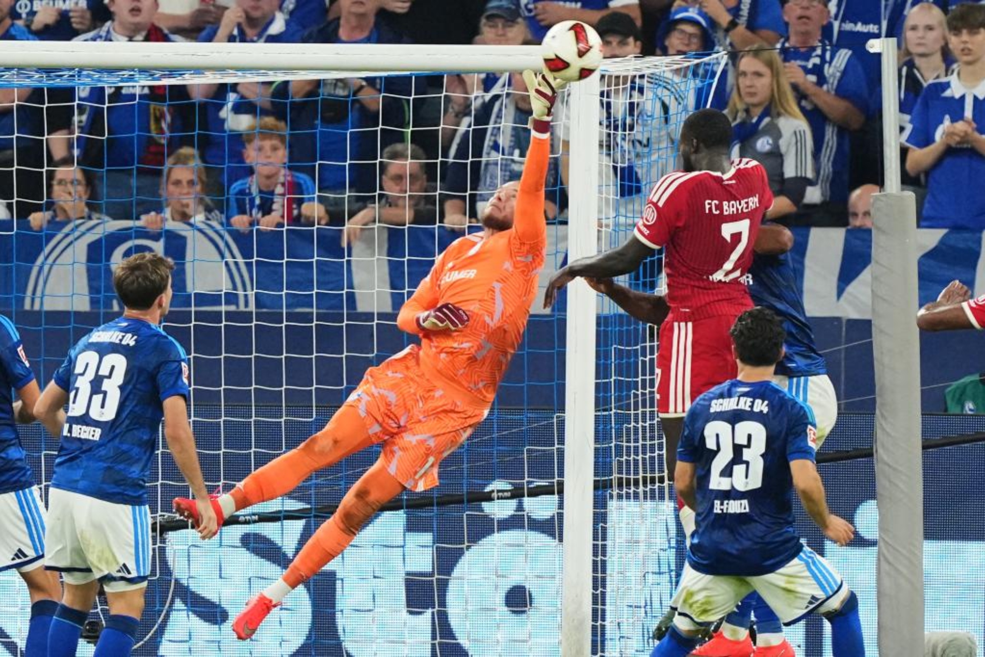 Loris Karius salva un intento de remate de Dayot Upamecano. LAPRESSE
