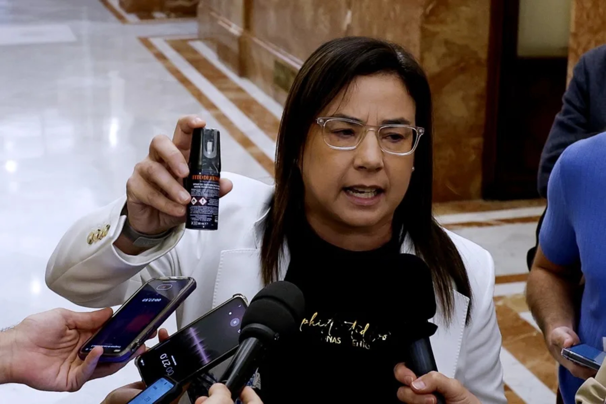 Ana Vázquez, con el spray de gas pimienta ante los medios. EFE