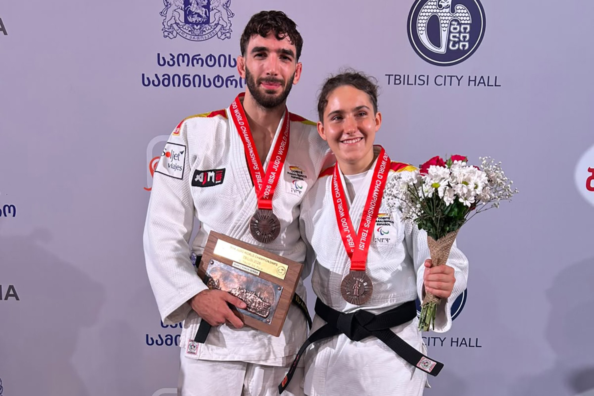 Sergio Ibáñez y María Manzanero con sus bronces mundiales. ONCE
