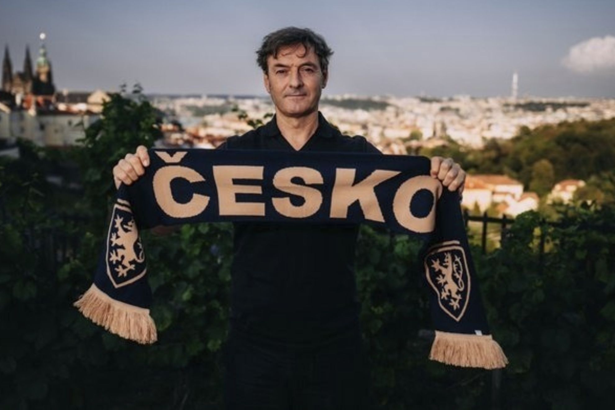 Santi Denia, posando con una bufanda de Rupública Checa MARCA