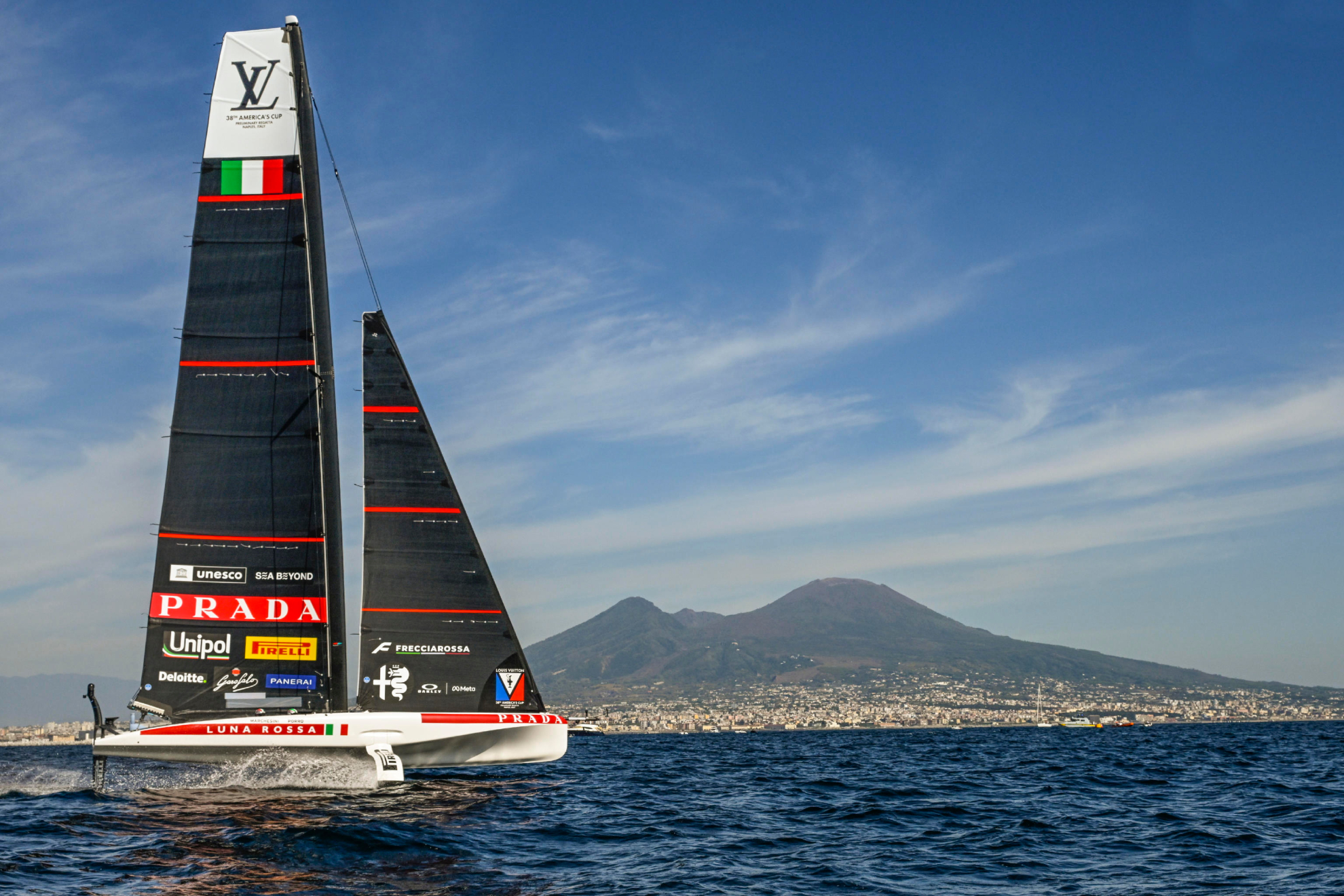 El Luna Rossa en las aguas de bahía de Nápoles. EFE