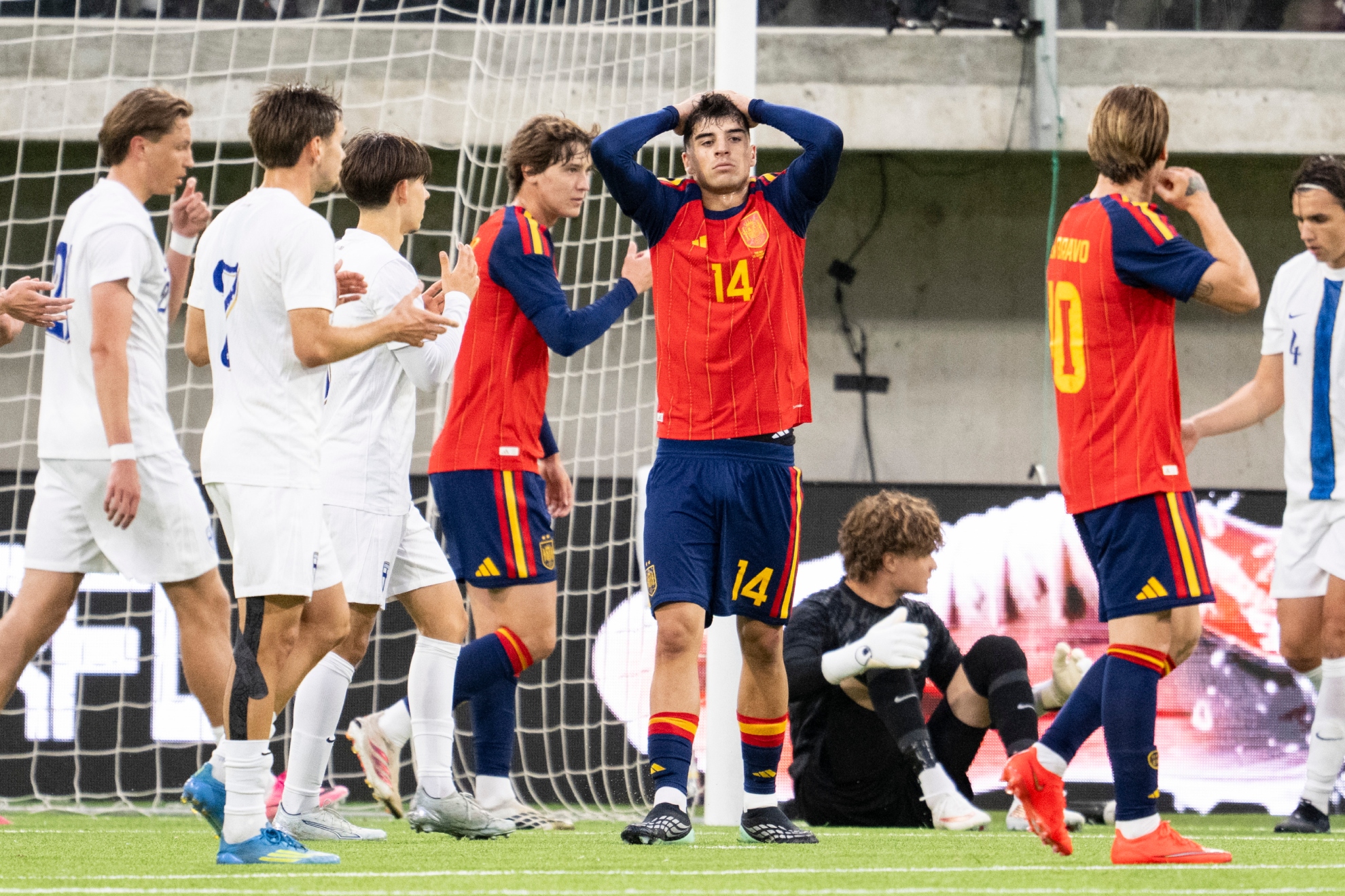 Jon Martín, lamentándose de una ocasión ante Finlandia.