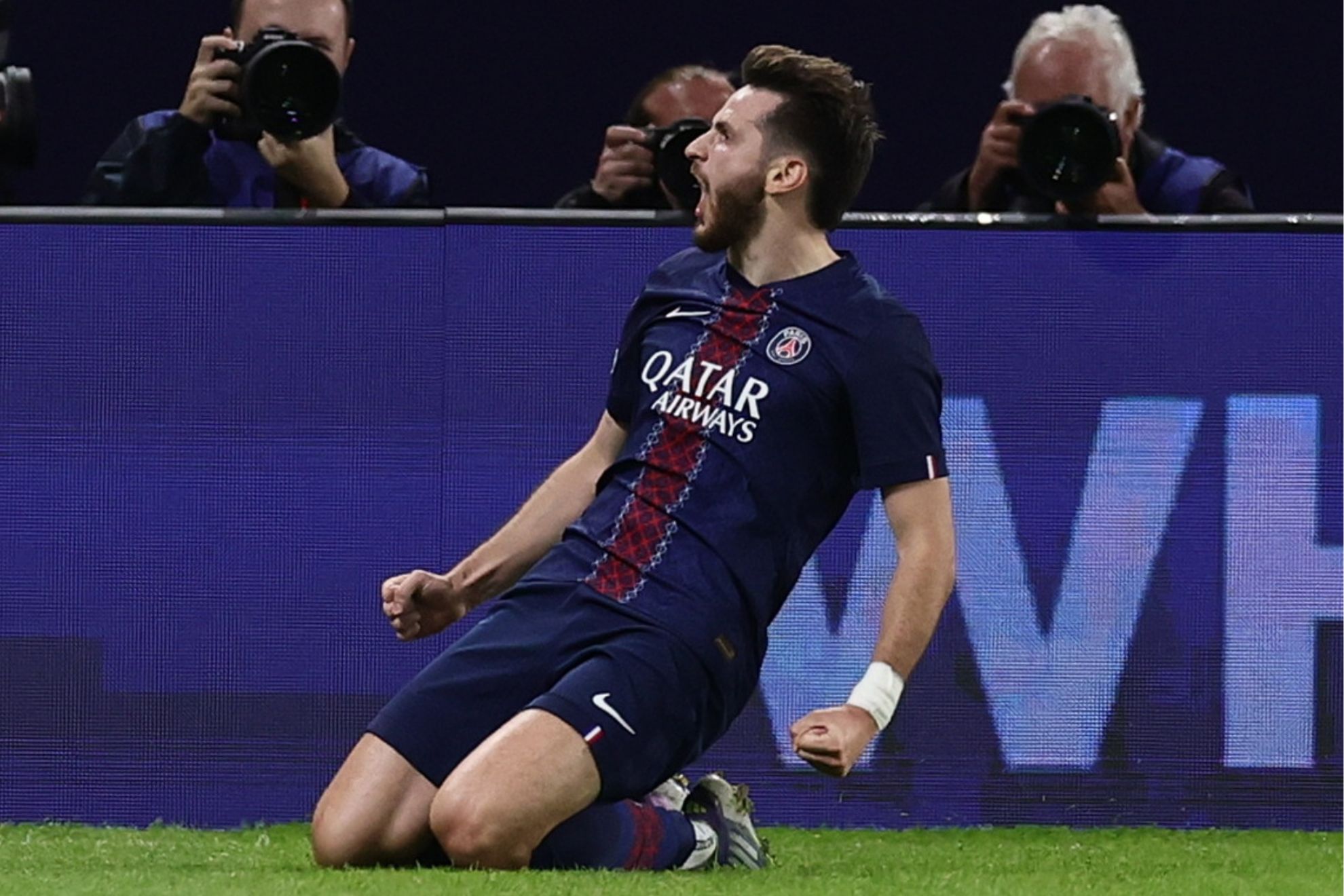 Kvaratskhelia celebra uno de sus goles en Champions