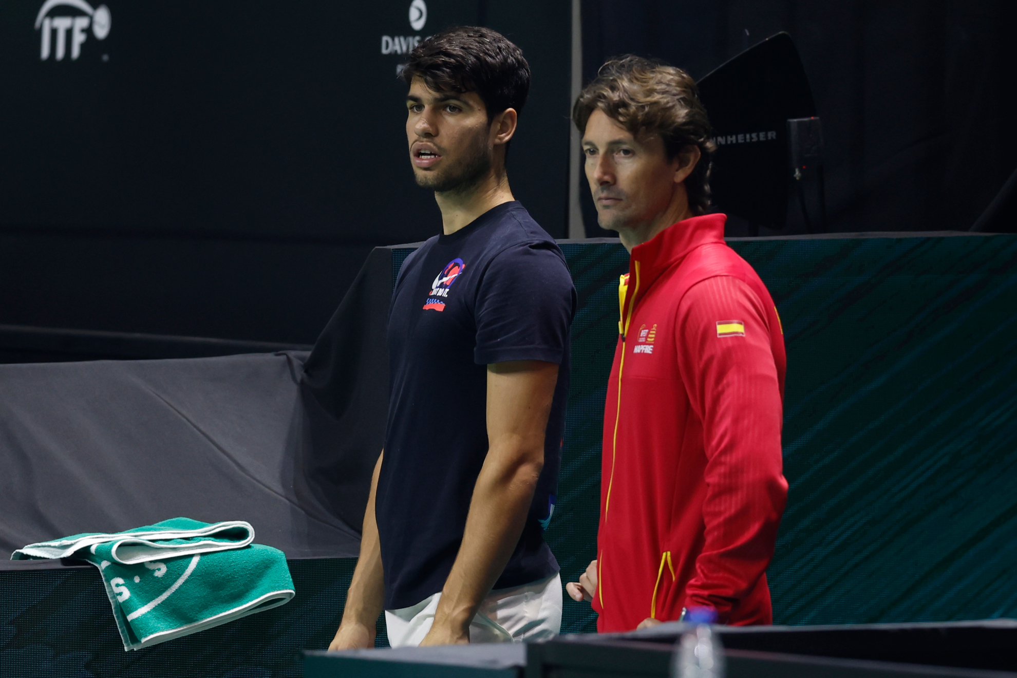 Carlos Alcaraz y Juan Carlos Ferrero en la previa de la Final a 8 de la Copa Davis de 2024 en Málaga. Jorge Zapata