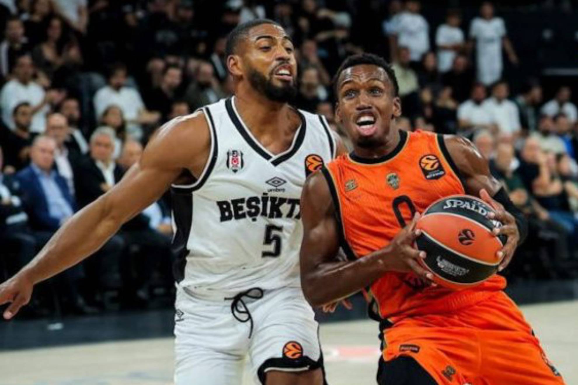 TJ Shorts entra a canasta ante la defensa de David DeJulius.