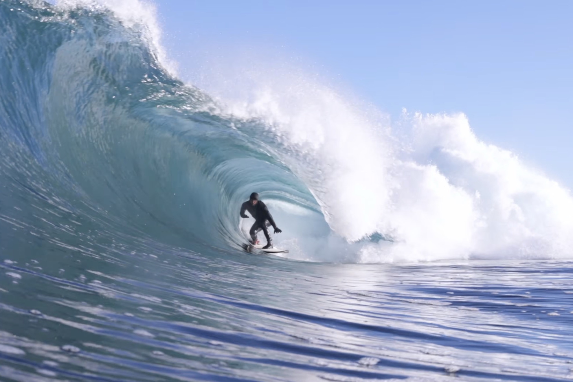 Mason Ho surfea uno de los slabs escoceses de Caveheart II. Rory Pringle
