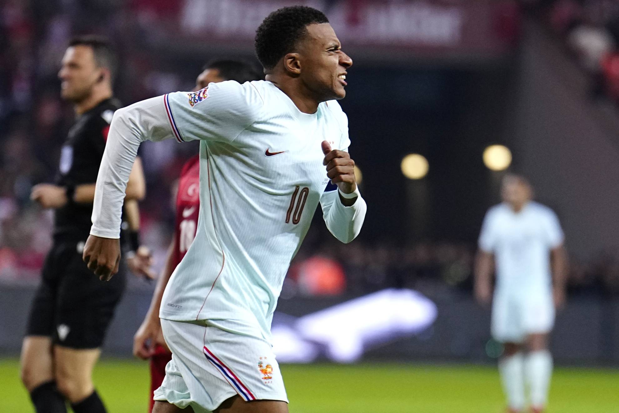 Kylian Mbappé, con molestias tras el gol anotado.