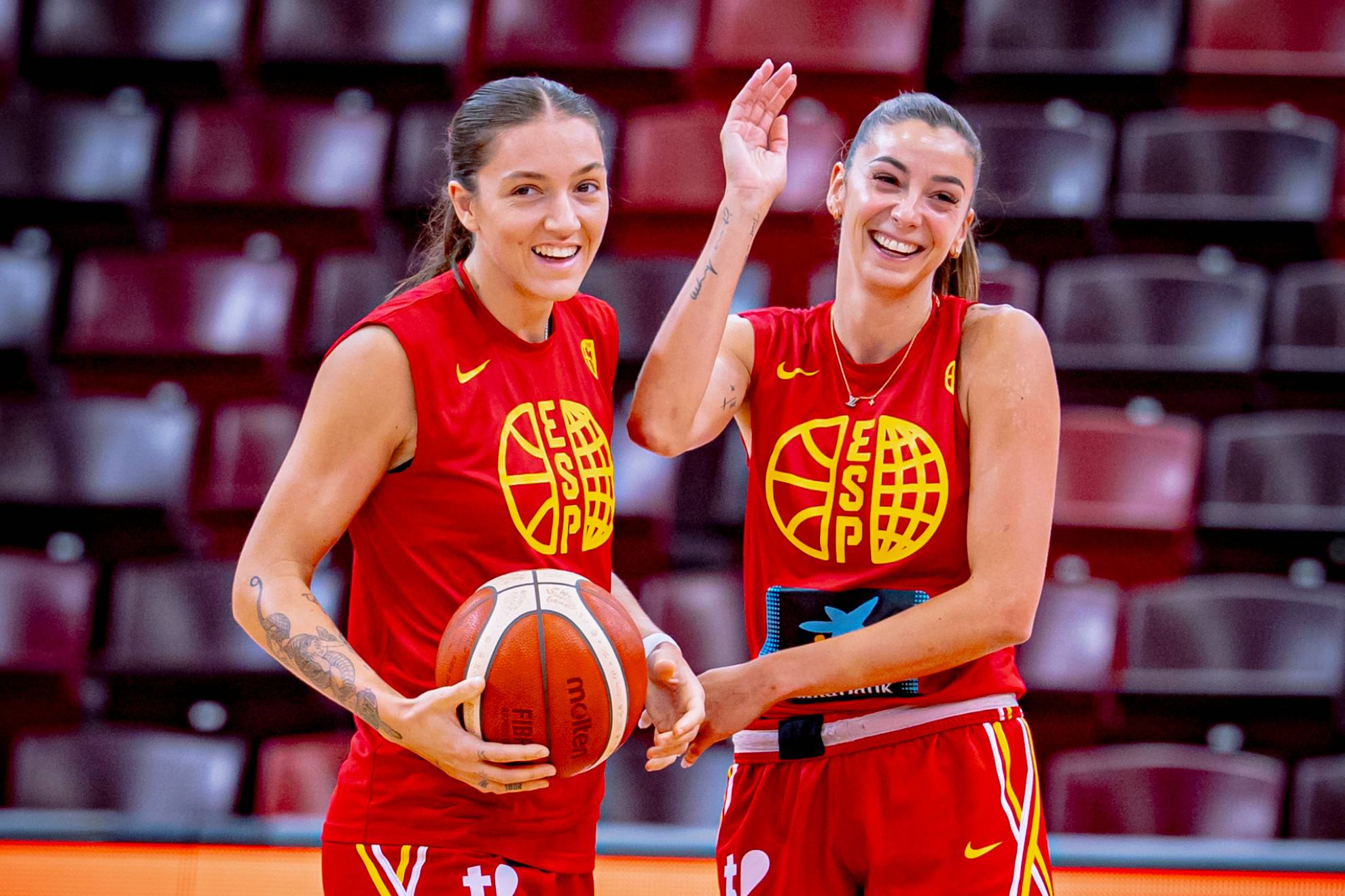 Helena Pueyo y Mariona Ortiz, en un entrenamiento de la selección. ALBERTO NEVADO/FEB