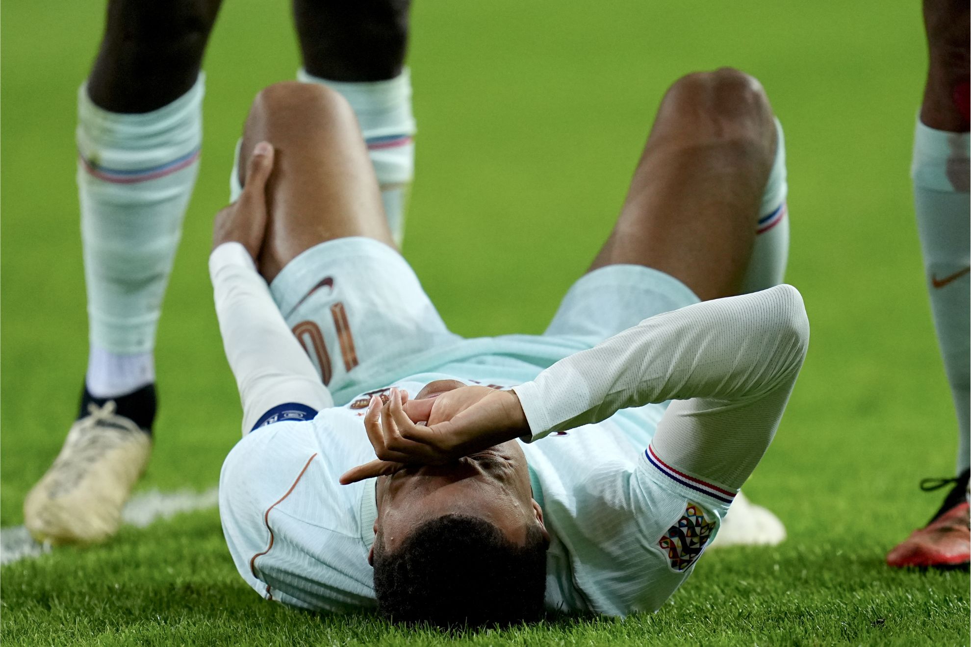 Mbappé, tapándose el rostro y tocándose la rodilla
