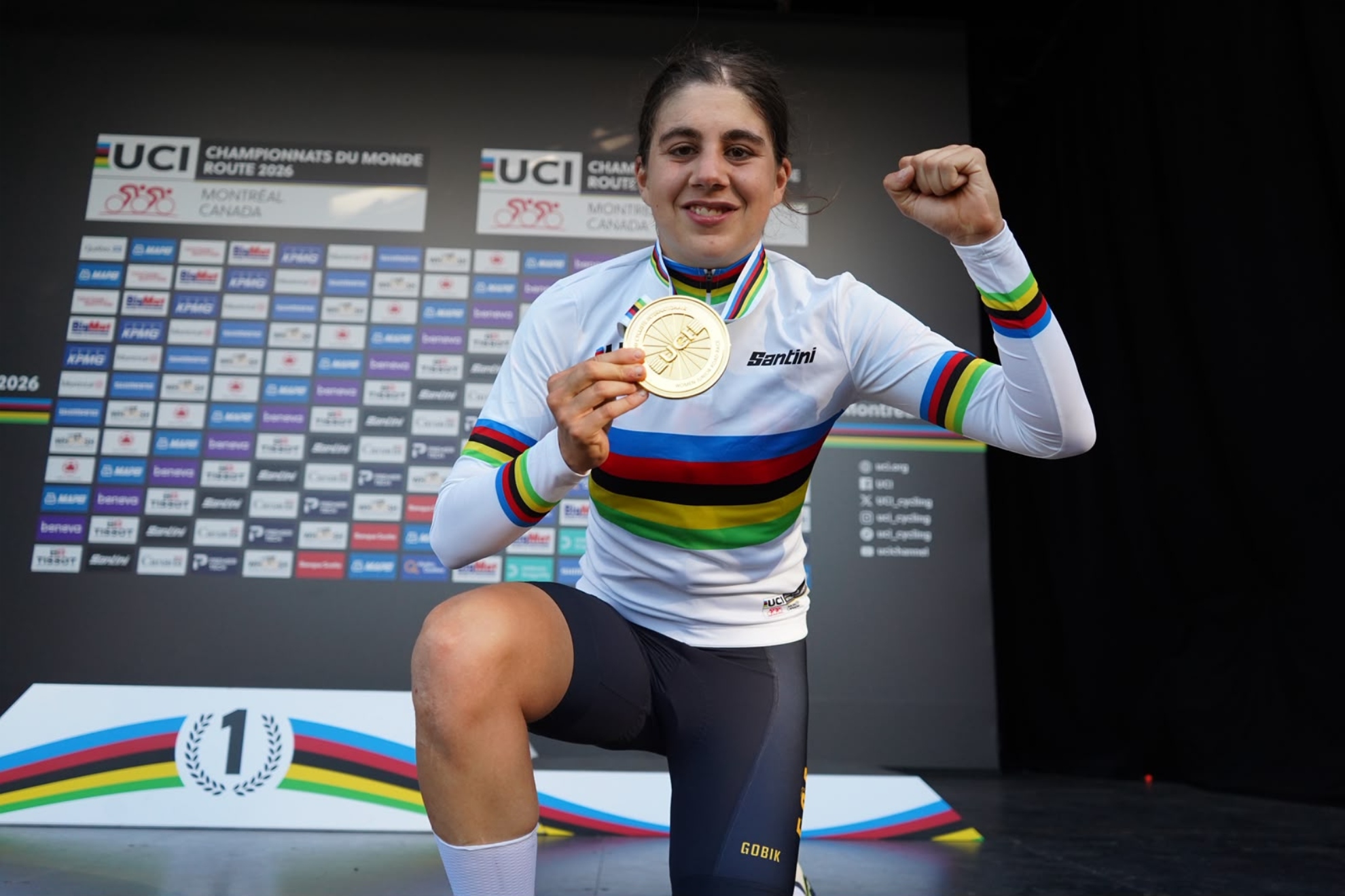Alejandra Neira, con el maillot de arcoíris. RFEC
