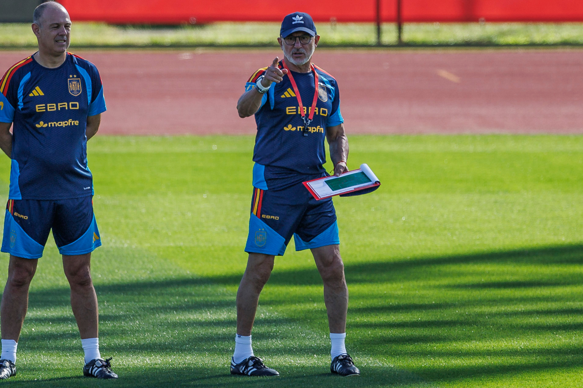 Luis de la Fuente, junto a Juanjo González, su segundo.