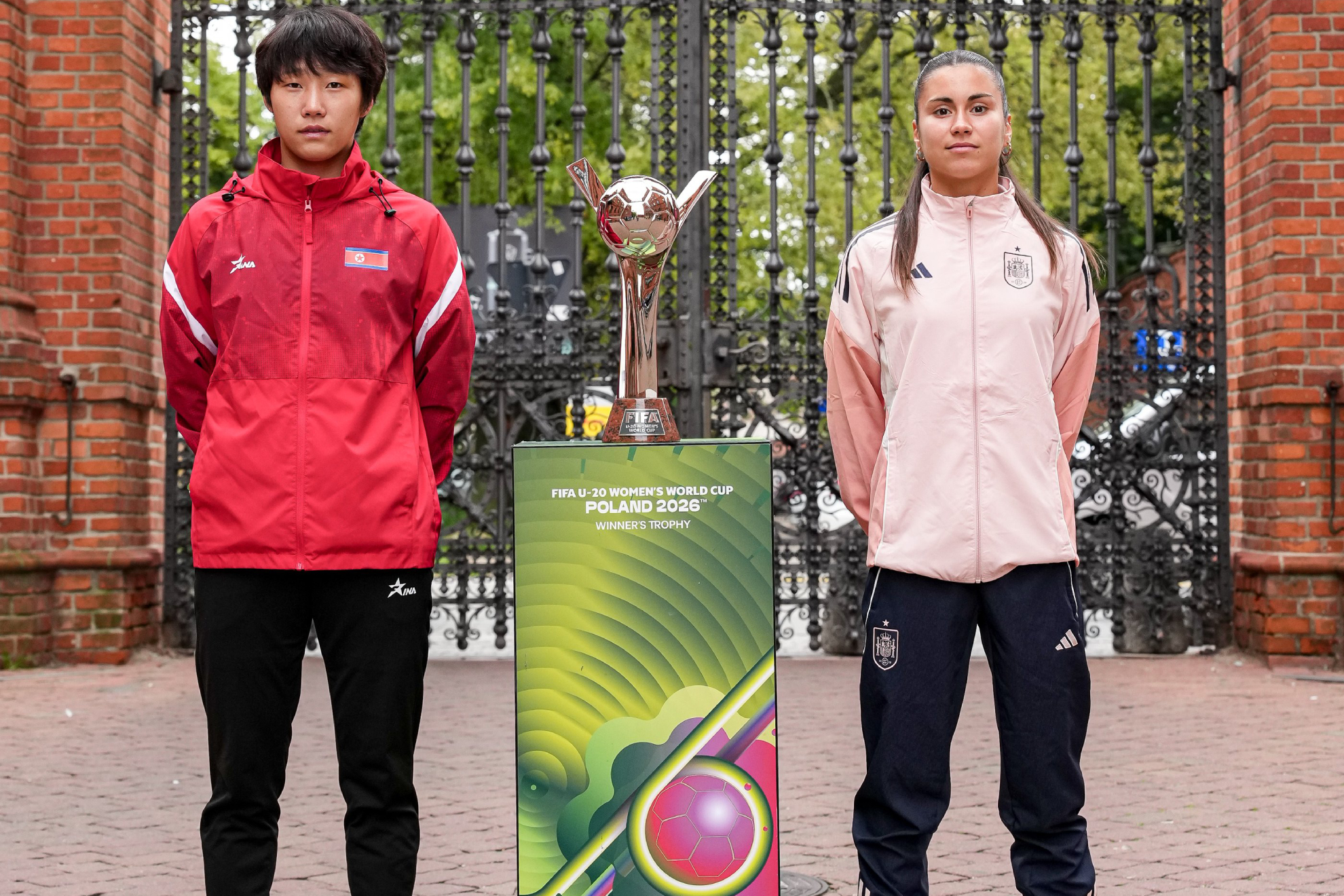 Las capitanas de Corea del Norte y España posan con el trofeo antes de la final del Mundial Sub'20