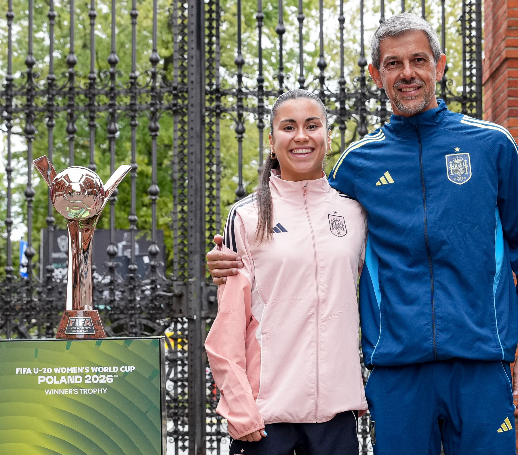 Capitana y seleccionador de España antes de la final del Mundial Sub'20