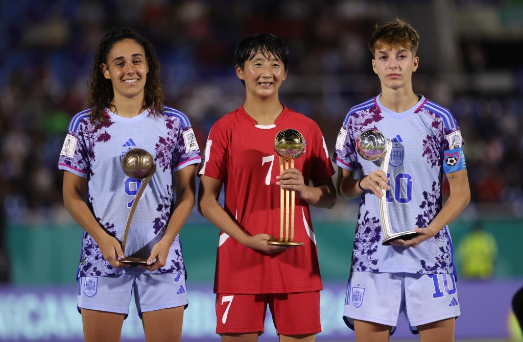 Celia Segura, Il-Chong Jon y Pau Comendador tras la final del Mundial Sub'17 de 2024
