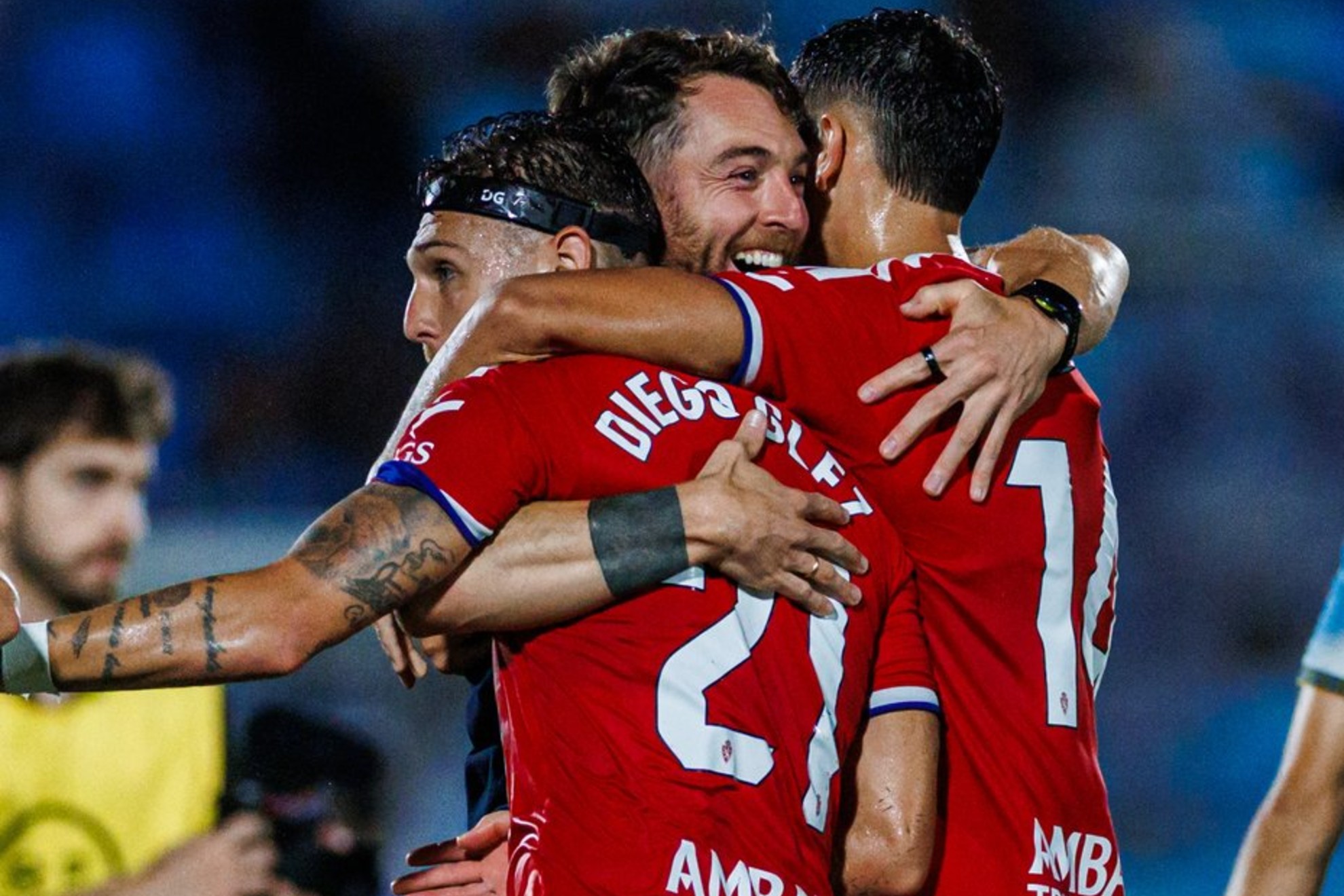 Ibai Gómez se abraza con sus jugadores tras ganar en Ibiza. Real Zaragoza
