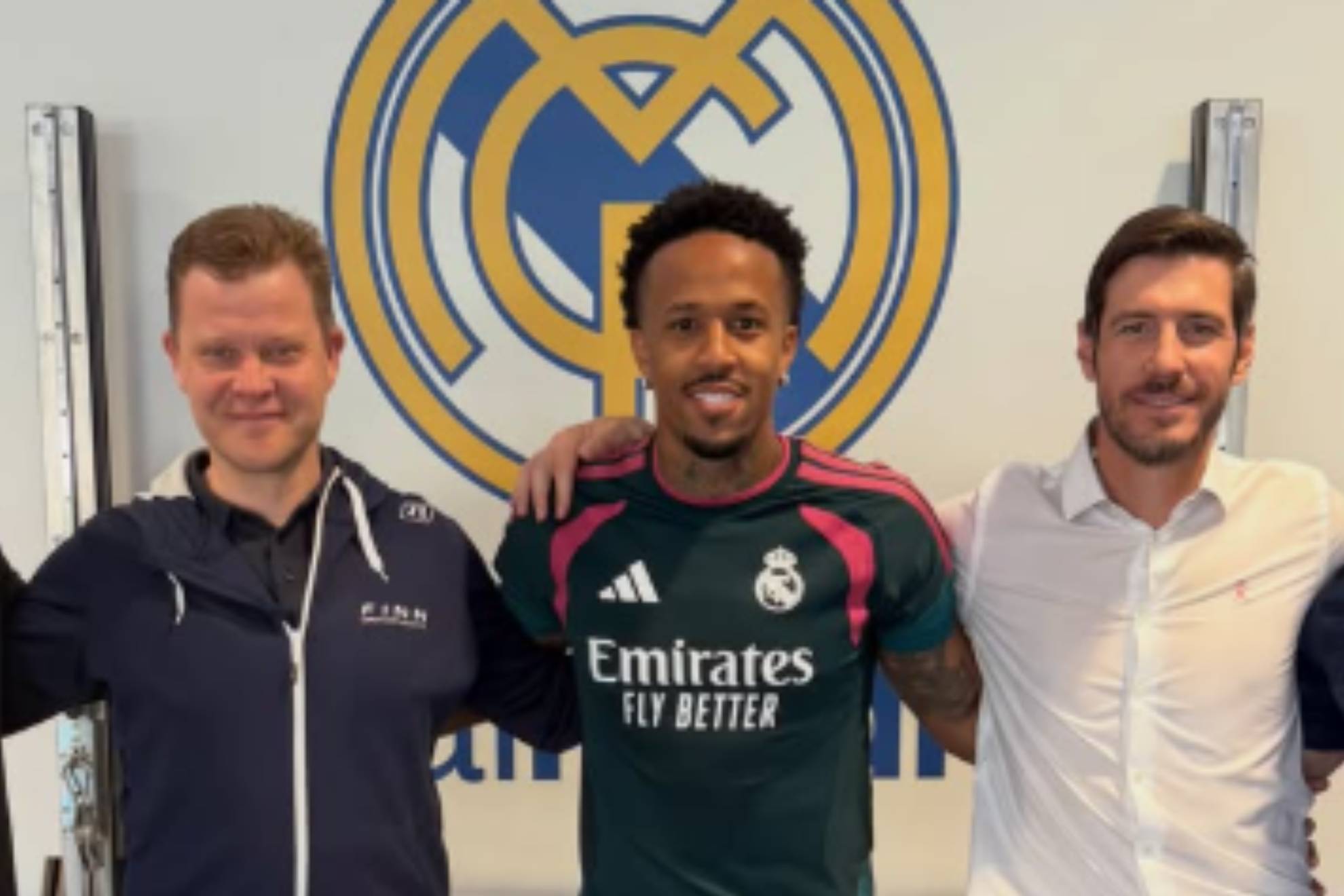 Militao, junto al médico que le operó, Lasse Lampainen, a su izquierda. INSTAGRAM