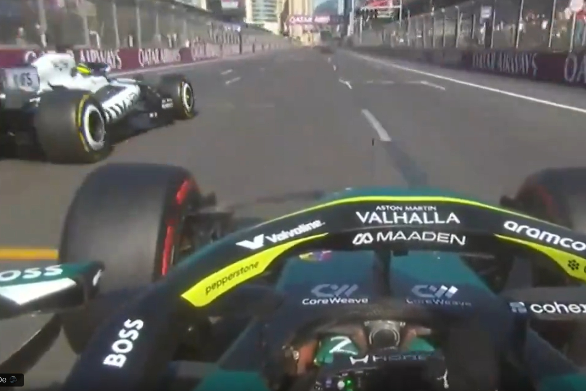 Alonso saluda a los Cadillac.