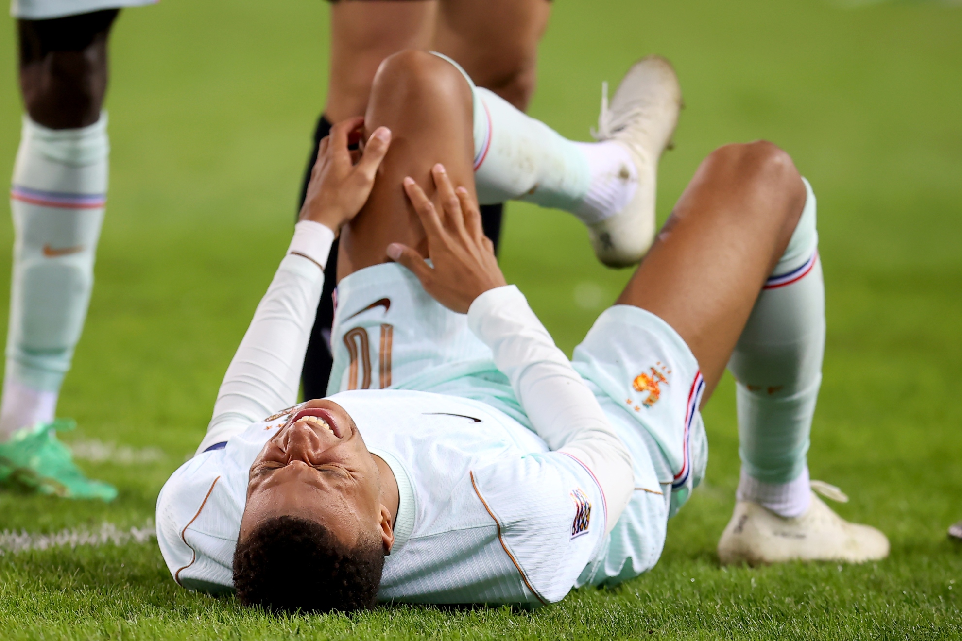 Mbappé se duele de la rodilla. GETTY