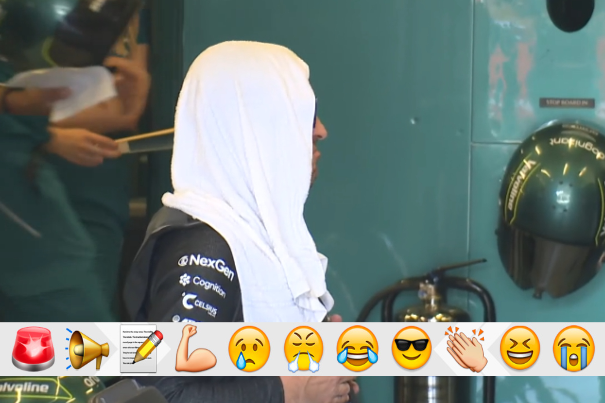 Alonso, en una imagen curiosa antes de la carrera.