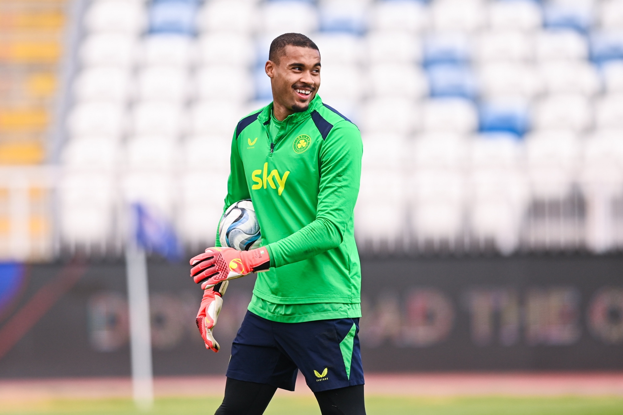 Gavin Bazunu, entrenando con Irlanda.