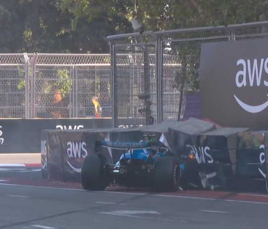 Albon, en el muro.