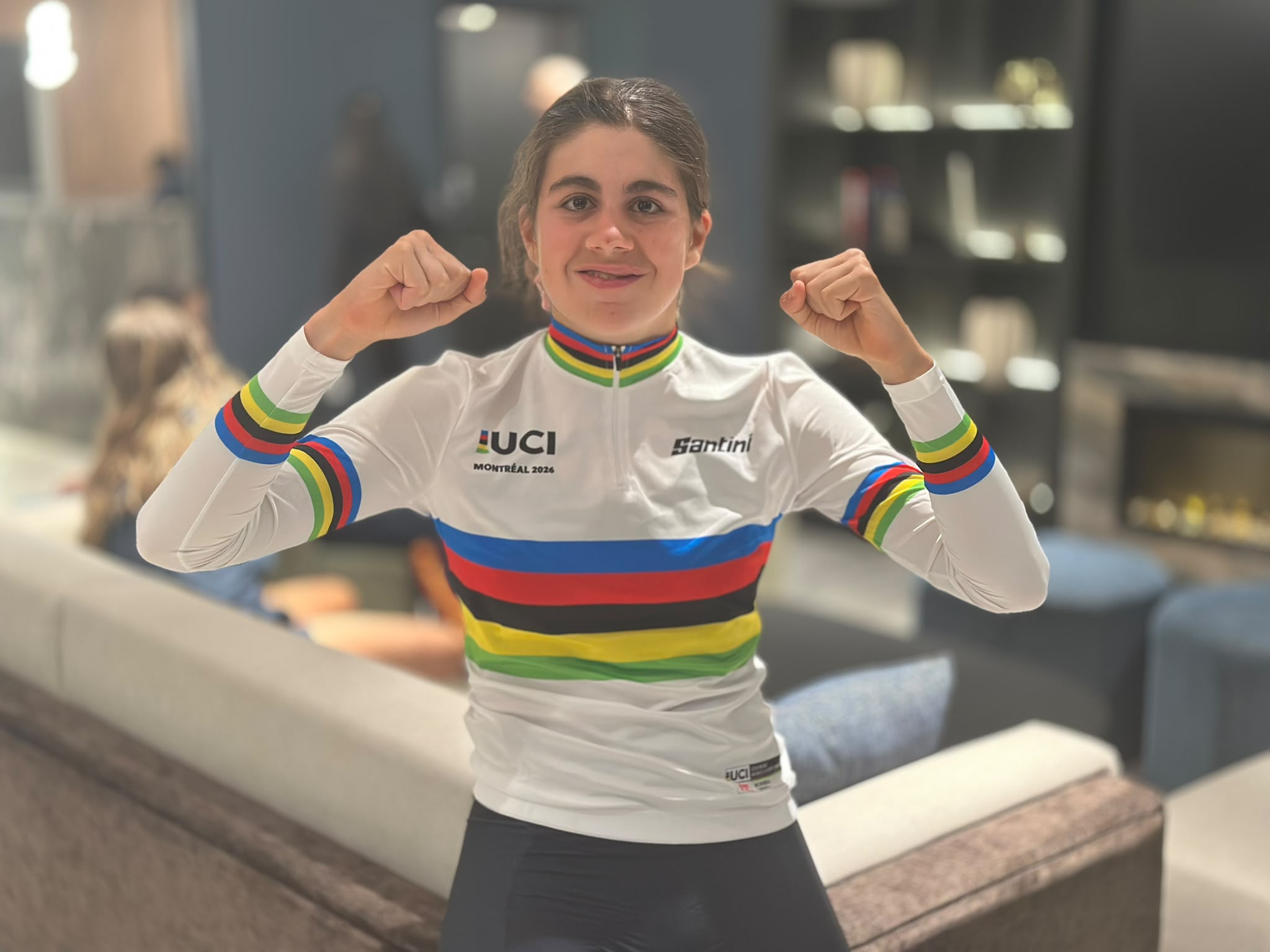 Alejandra Neira, con el maillot arcoíris, atiende a RadioMARCA Radio MARCA