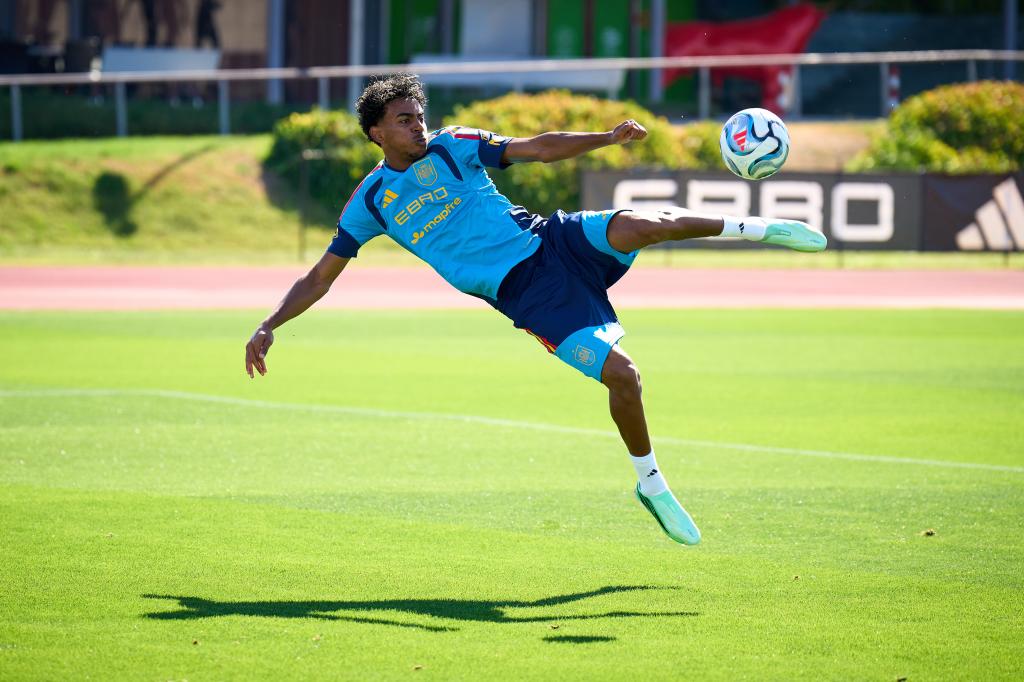 El delantero Lamine Yamal durante el entrenamiento del equipo en la ciudad del Fútbol de Las Rozas.