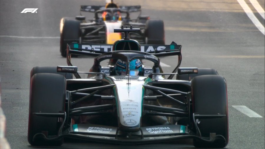 Russell, acosado por Verstappen, en el final en Bakú.