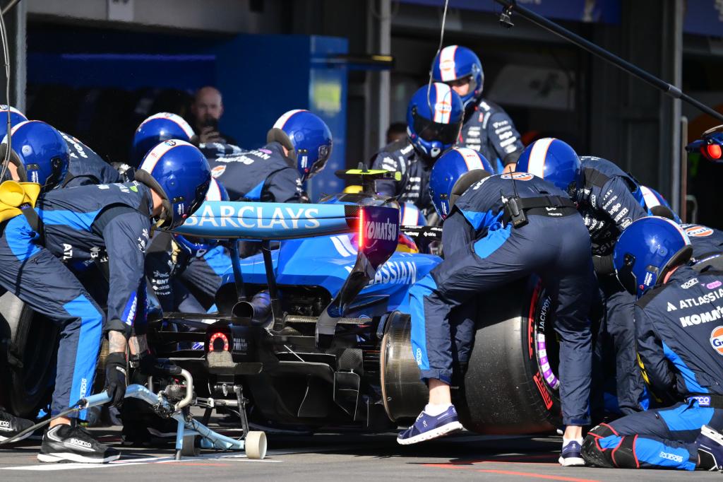 Sainz, en una de sus paradas en boxes en Bakú. LAPRESSE