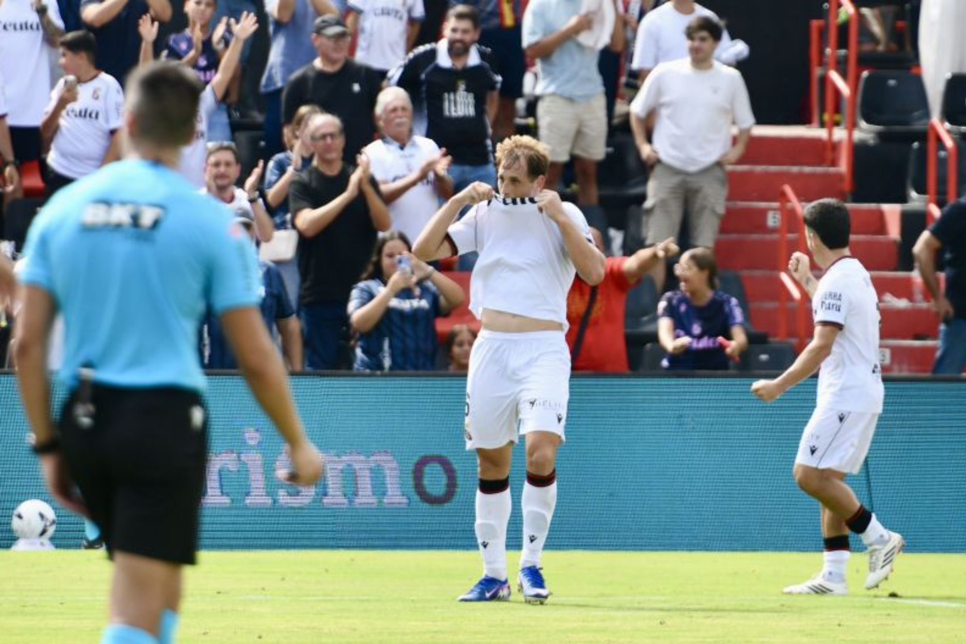 Carlos Hernández se besa la camiseta celebrando uno de sus dos goles.