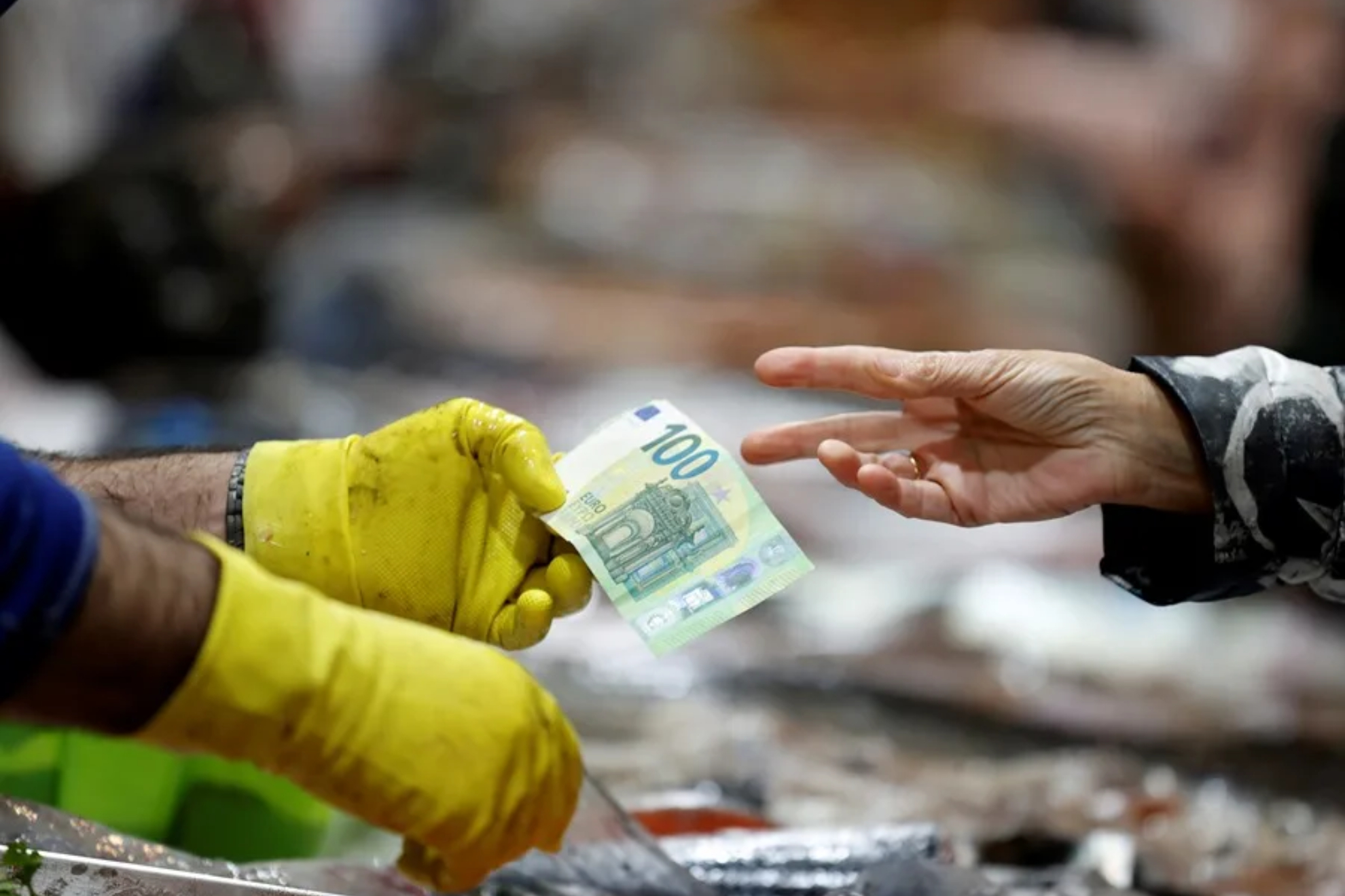 Intercambio de dinero entre manos, foro archivo EFE