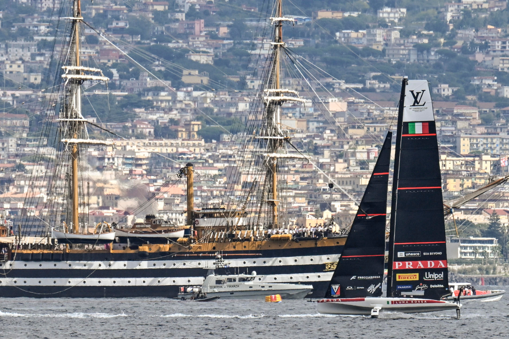 El Luna Rossa, en la bahía de Nápoles. EFE