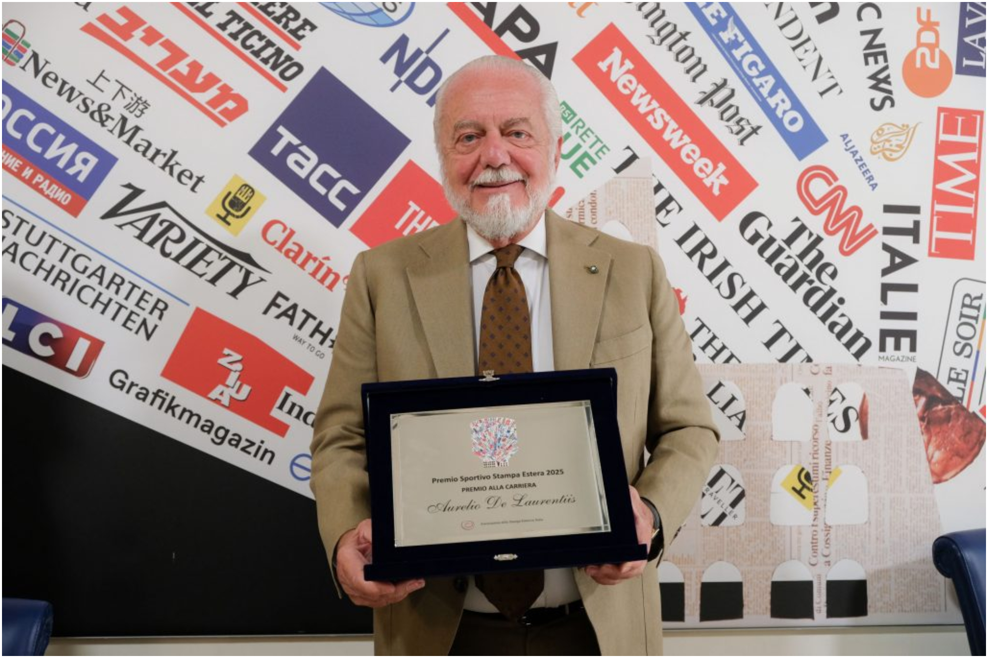 De Laurentiis, con el galardón.