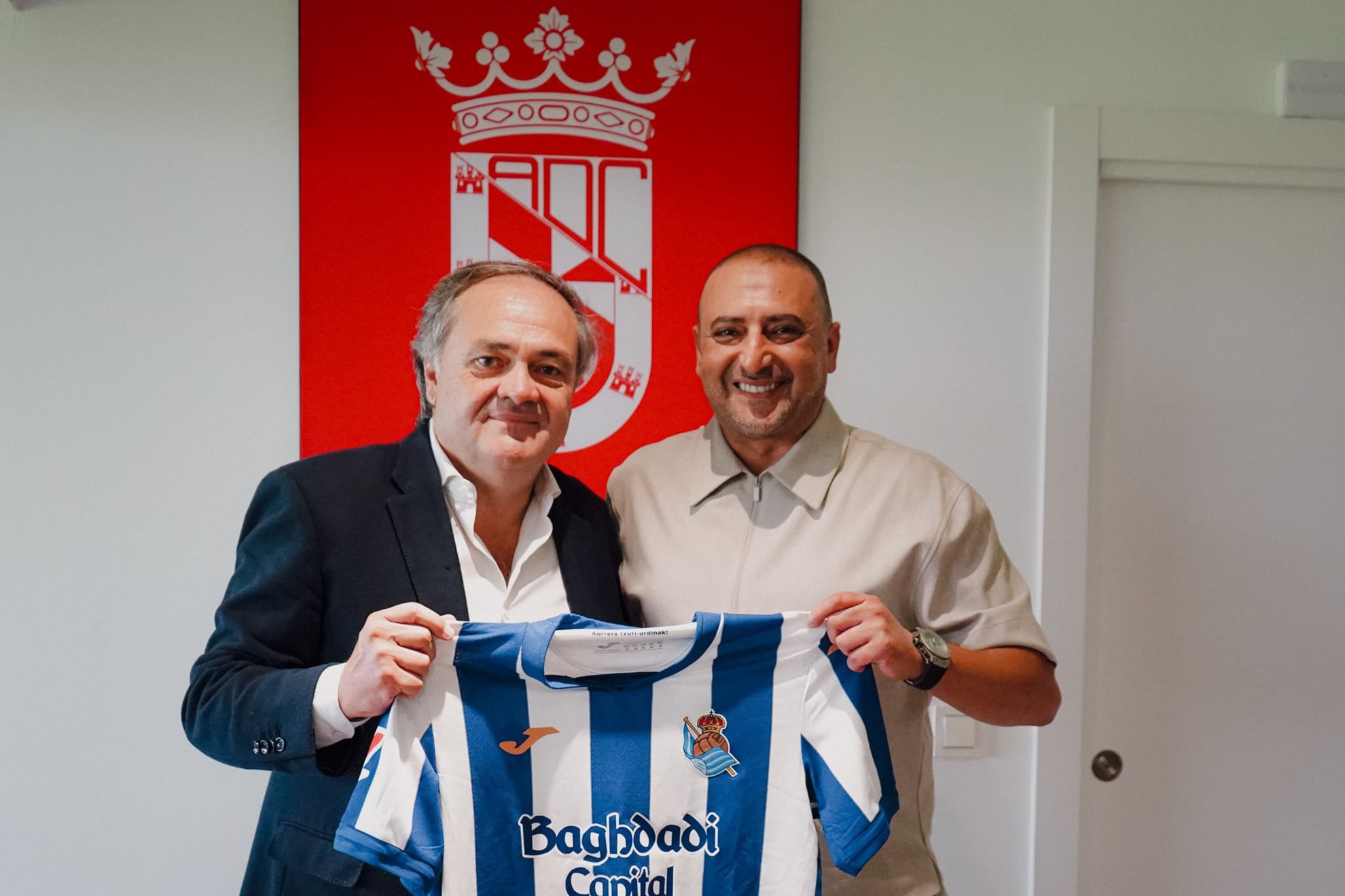 Jokin Aperribay regala al presidente del Ceuta, Luhay Hamido, una camiseta de Mikel Oyarzabal. RS