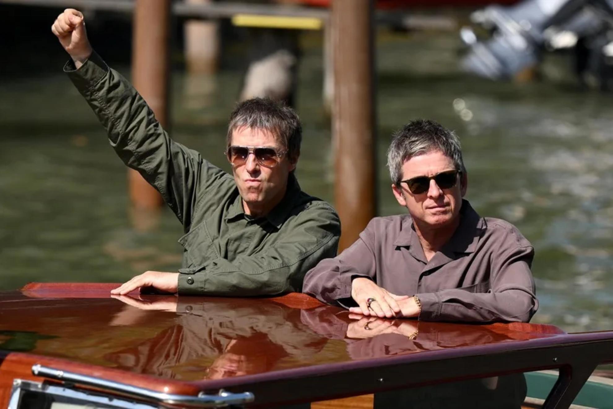 Liam Gallagher( izquierda) y Noel Gallagher (derecha), de la banda de rock inglesa Oasis EFE
