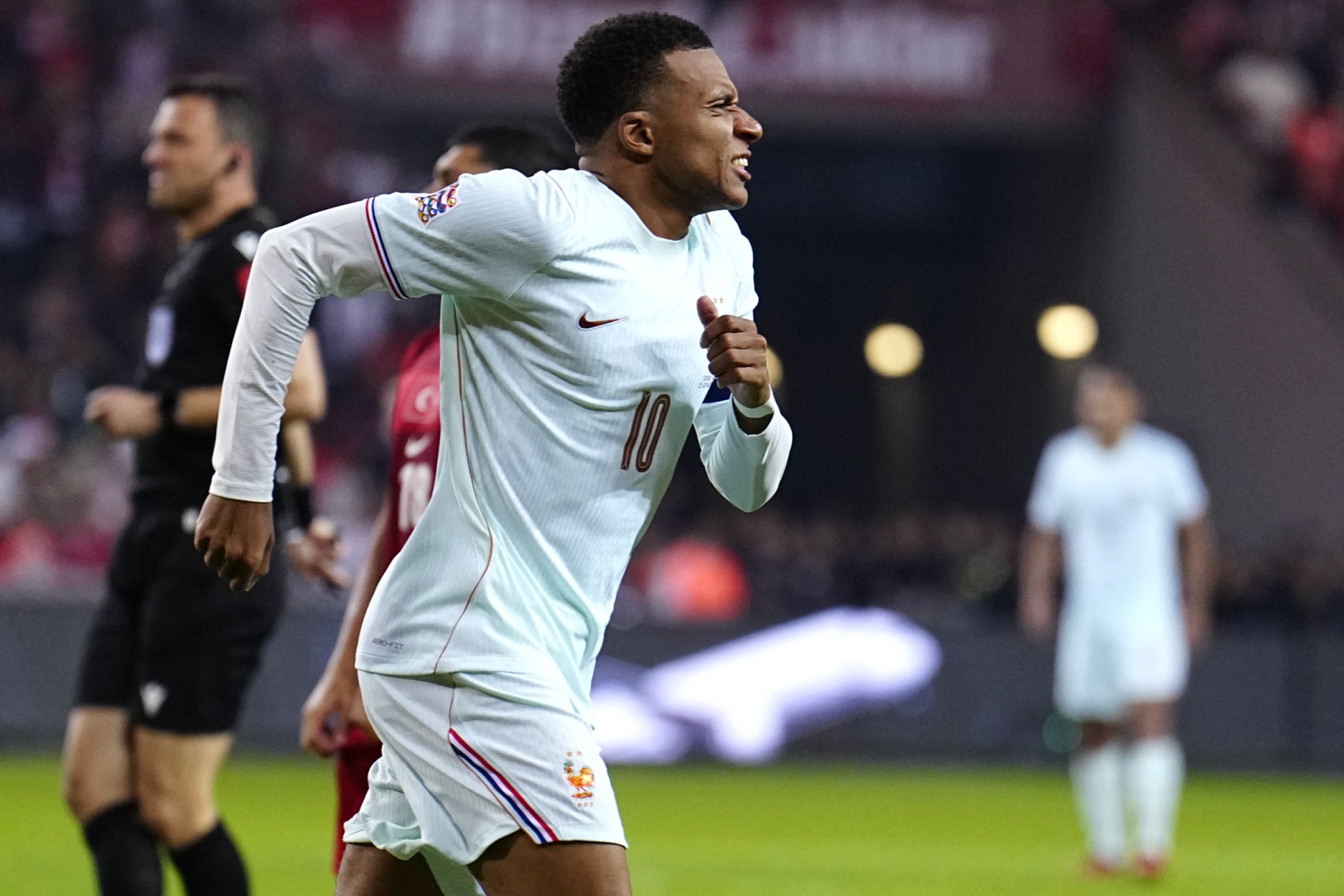 Mbappé se duele tras su lesión en Turquía. EFE