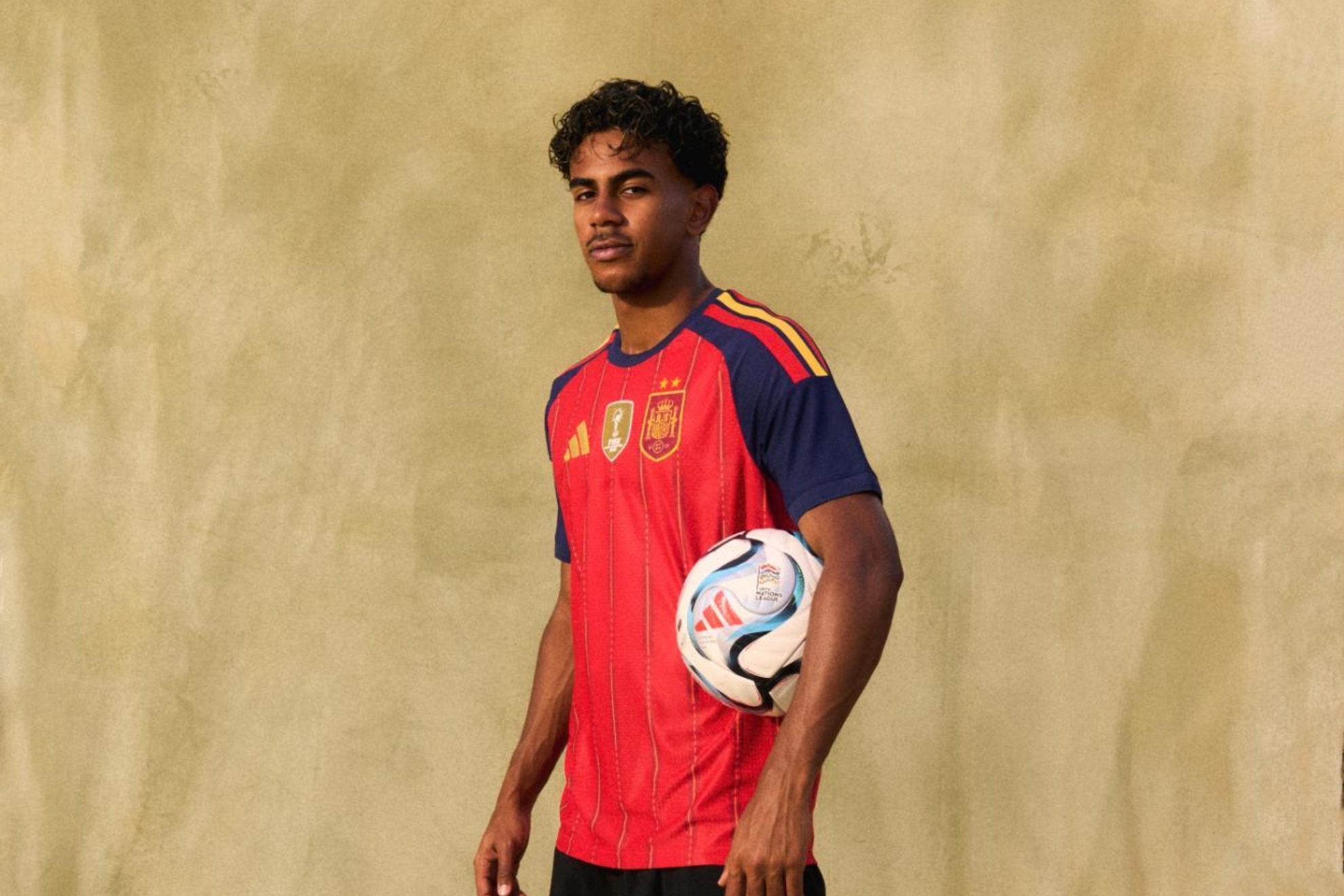 Lamine Yamal posando con la camiseta de España con las dos estrellas