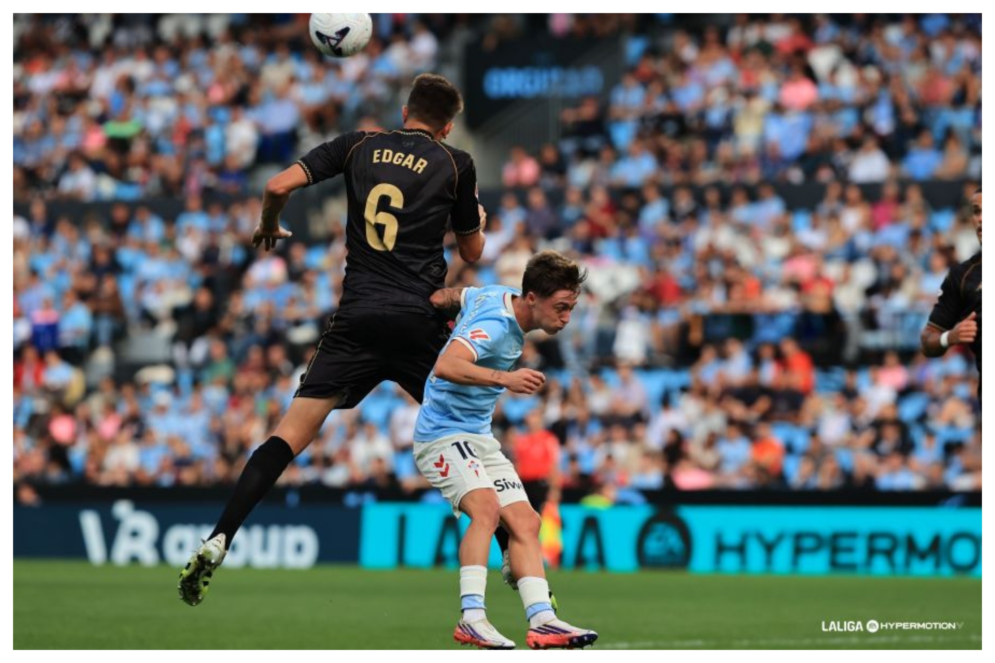 Édgar, autor del 1-1, le gana un balón aéreo a Óscar Marcos LALIGA