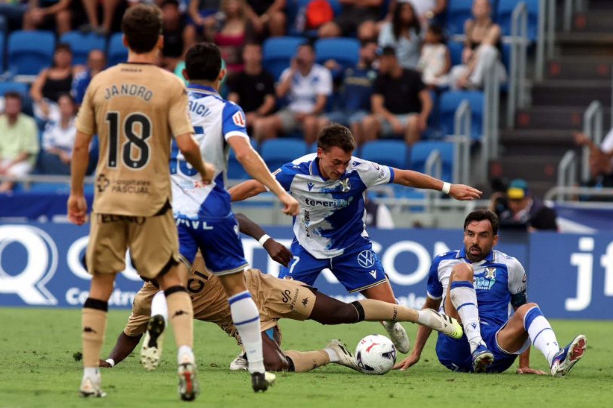 Lance del partido Tenerife-Cádiz.