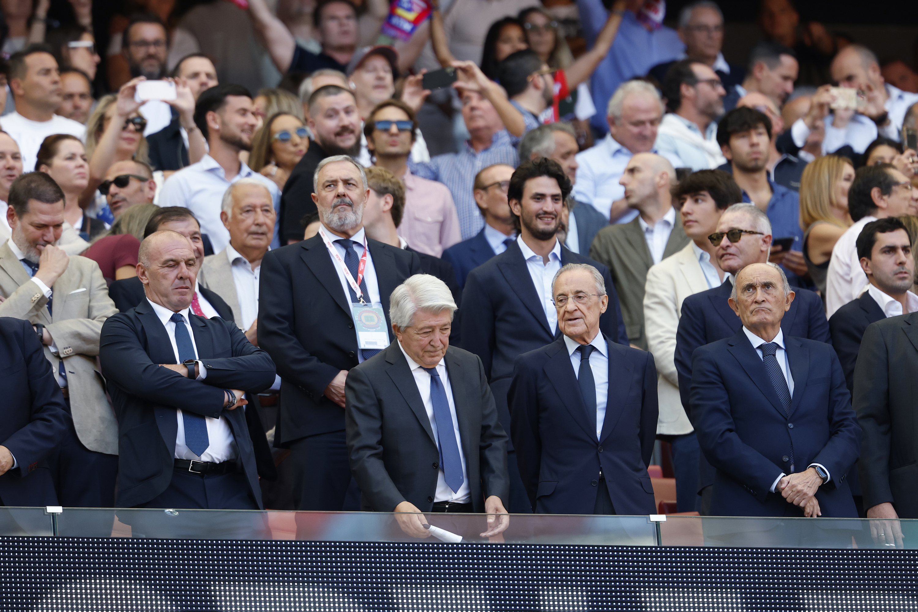 Florentino Pérez, junto a Enrique Cerezo, en el palco del Metropolitano durante el último derbi. Chema Rey