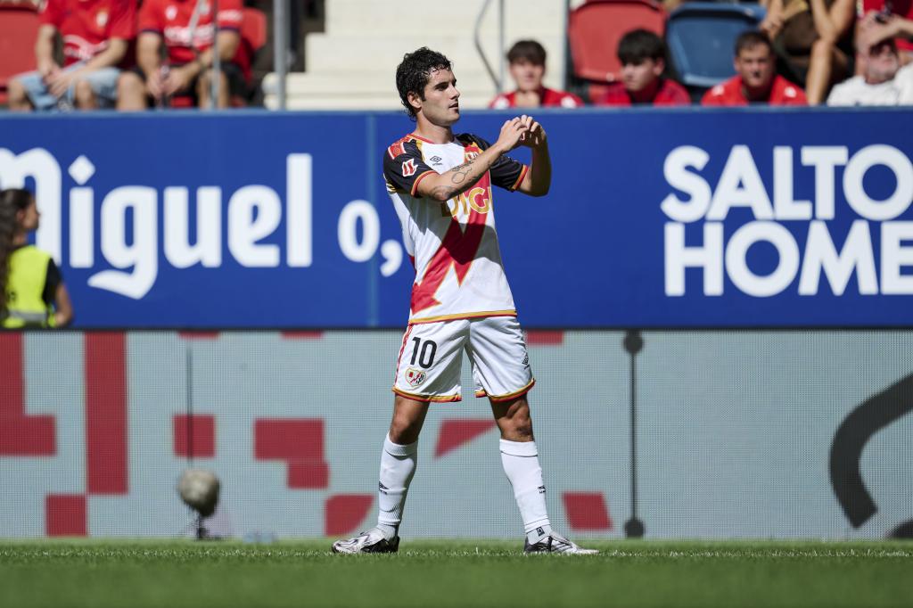 Camello esulta per uno dei gol segnati.