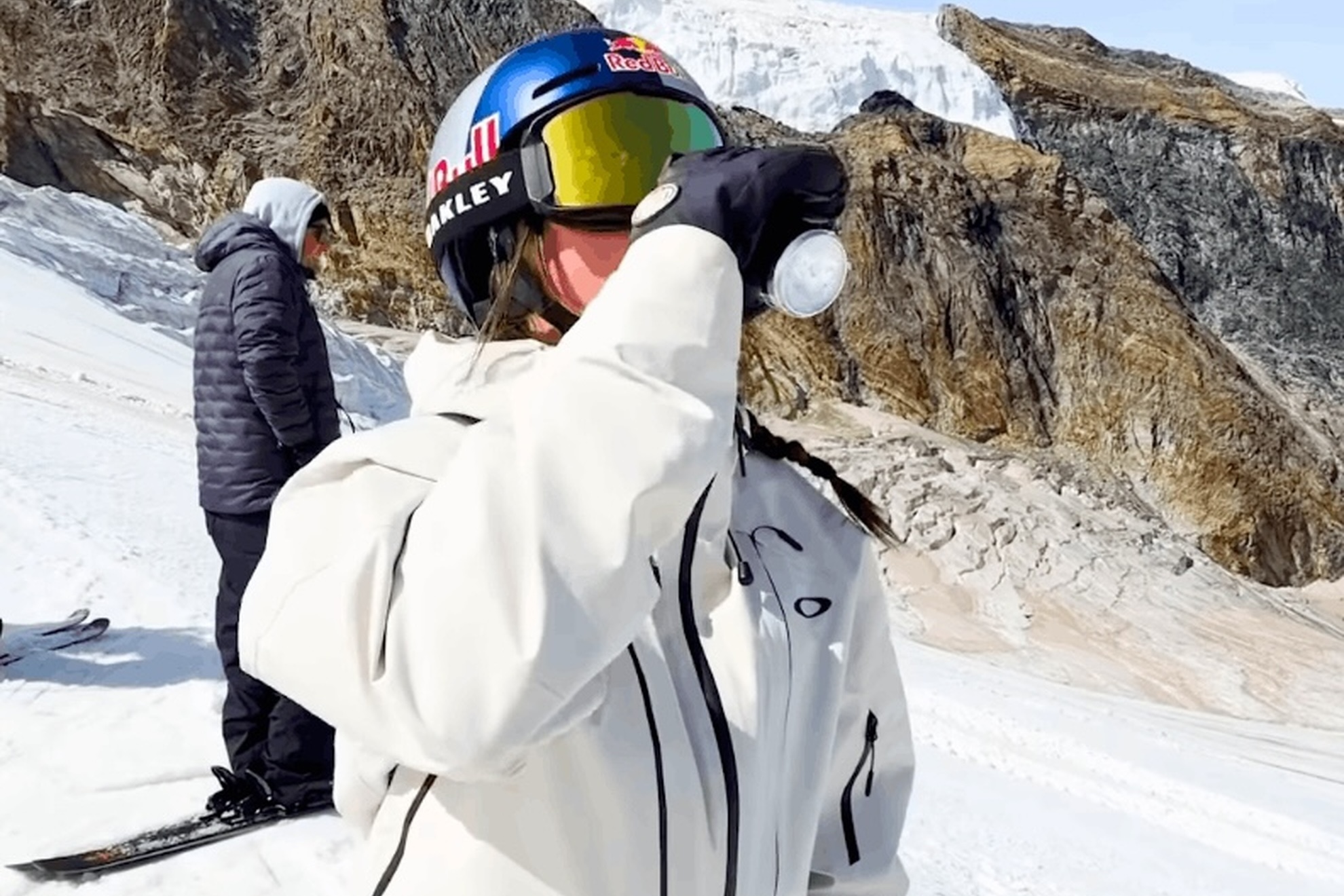 Ally Hickman cumple un sueño, nuevo casco de Red Bull. Oscar Wright