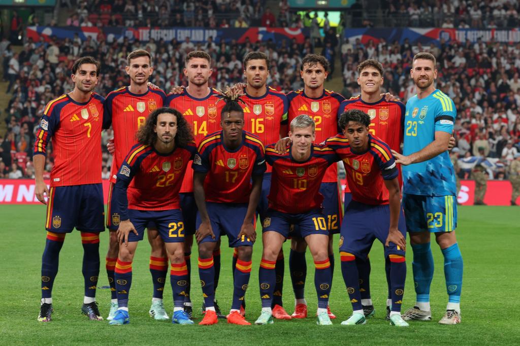 The Spanish team line up for a photo just prior to kick off during the Nations League Soccer match between England and Spain in London, Saturday, Sept. 26, 2026. (AP Photo/Ian Walton)