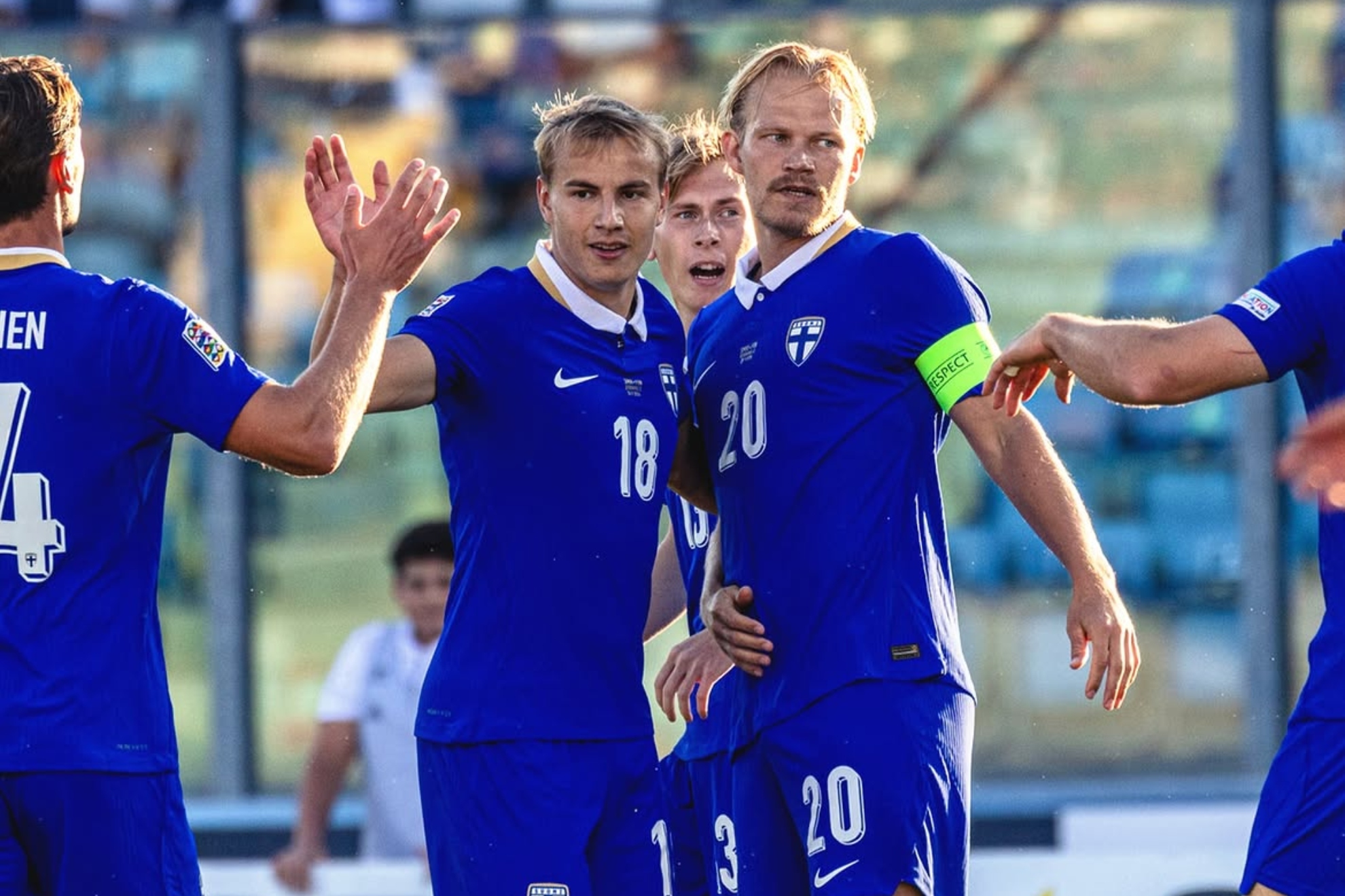 Joel Pohjanpalo celebra un gol con Finlandia.