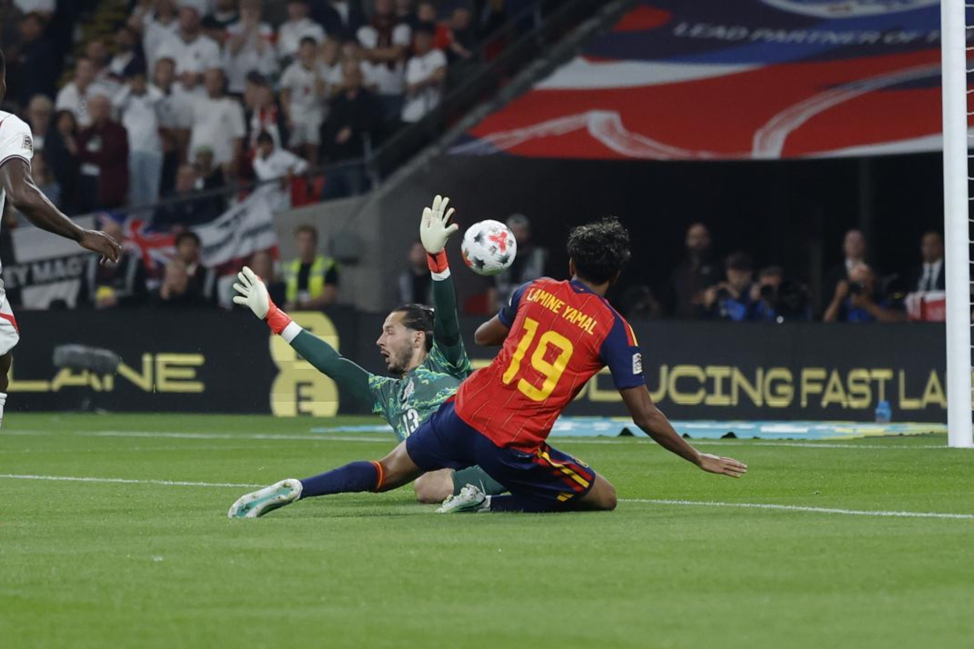 Gol de Lamine a Inglaterra.