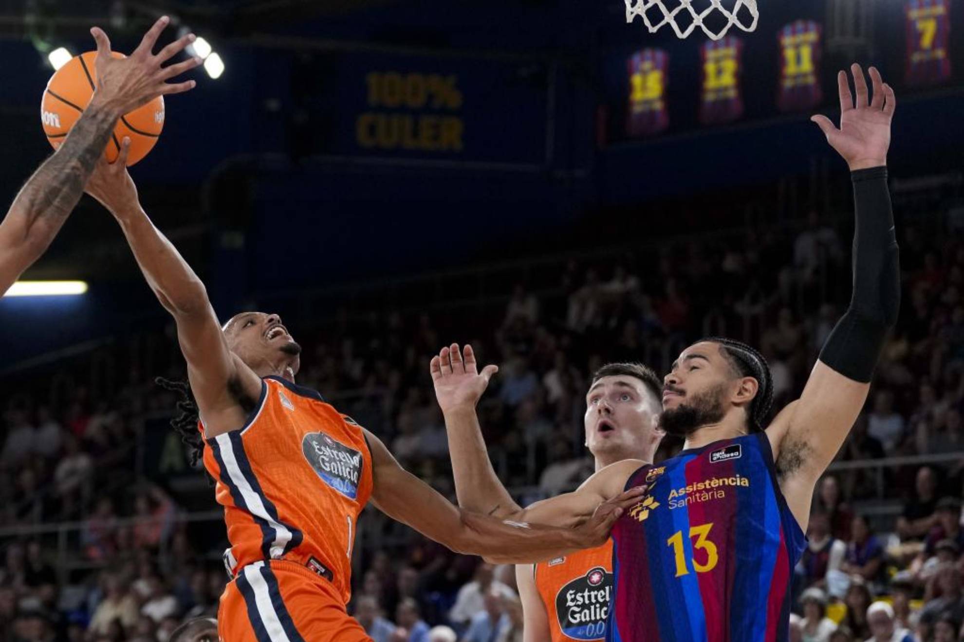 El jugador del Leyma Coruña Verge Jr (i) y el jugador del Barça Nkamhoua (d).