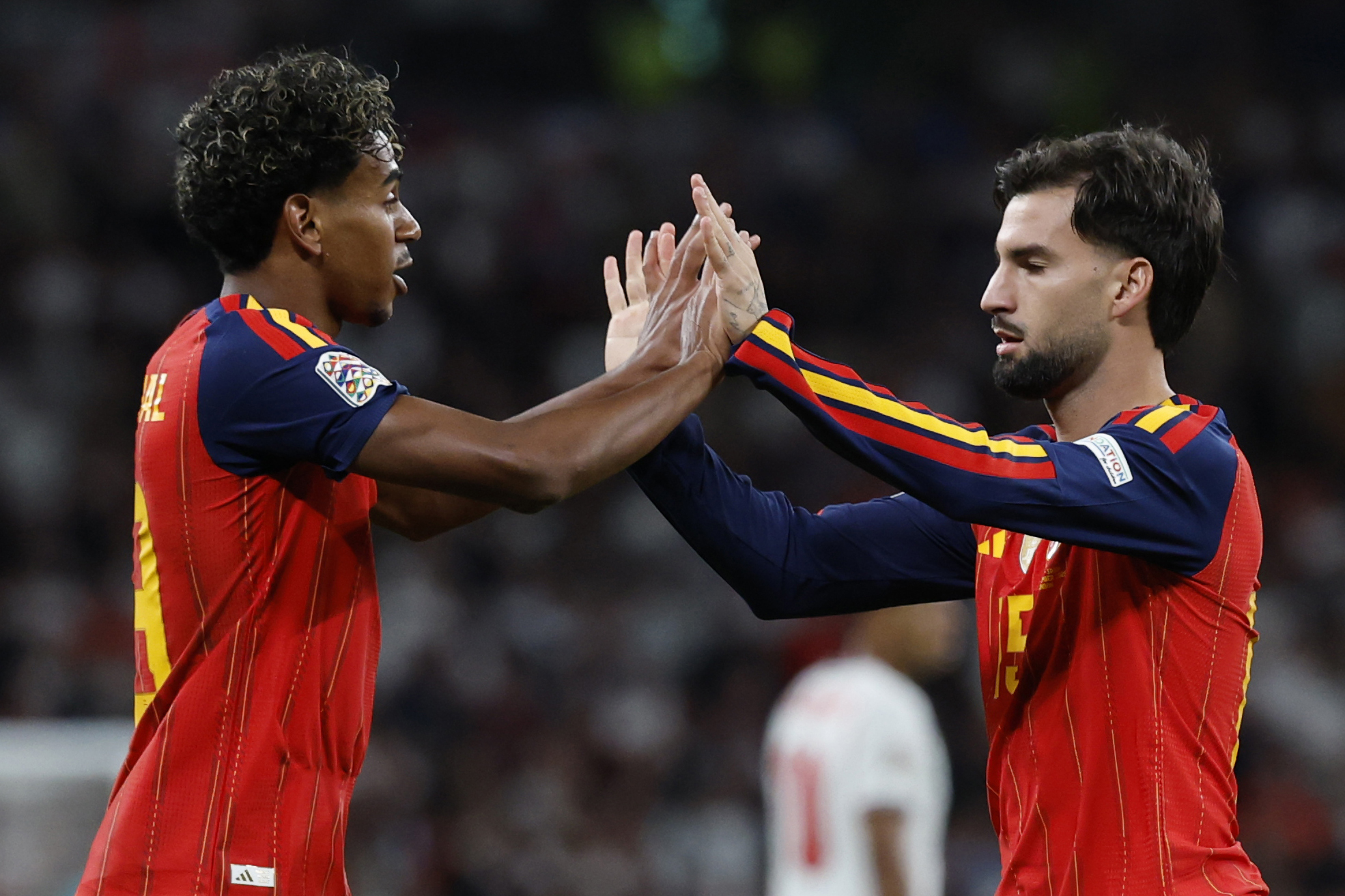 Lamine y Baena se felicitan tras marcar el segundo el empate a dos provisional en Inglaterra. Chema Rey
